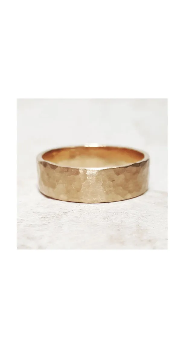 Hammered Band in Yellow Gold